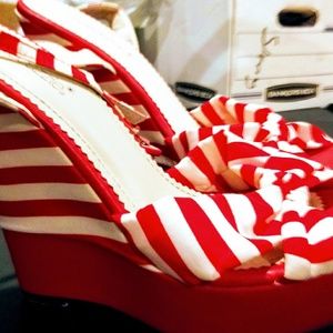 Red/white striped wedges sz 9
